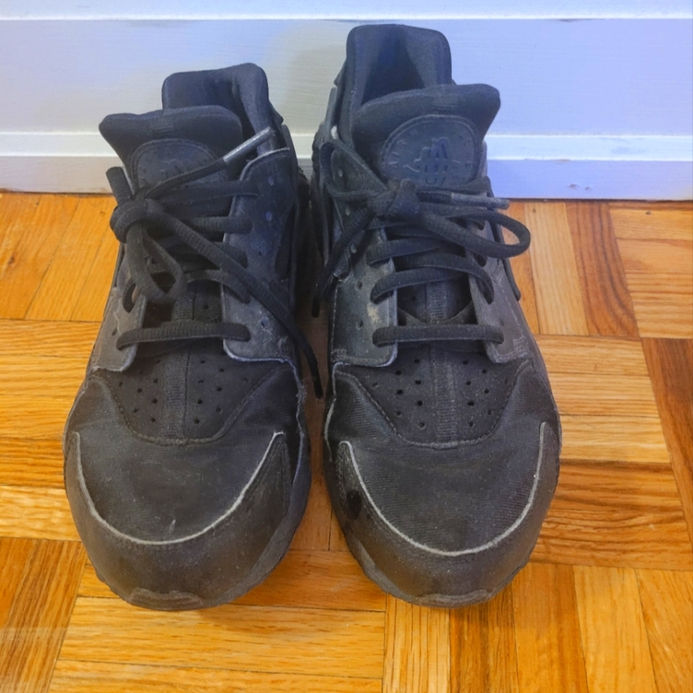 Women black Nike Huaraches